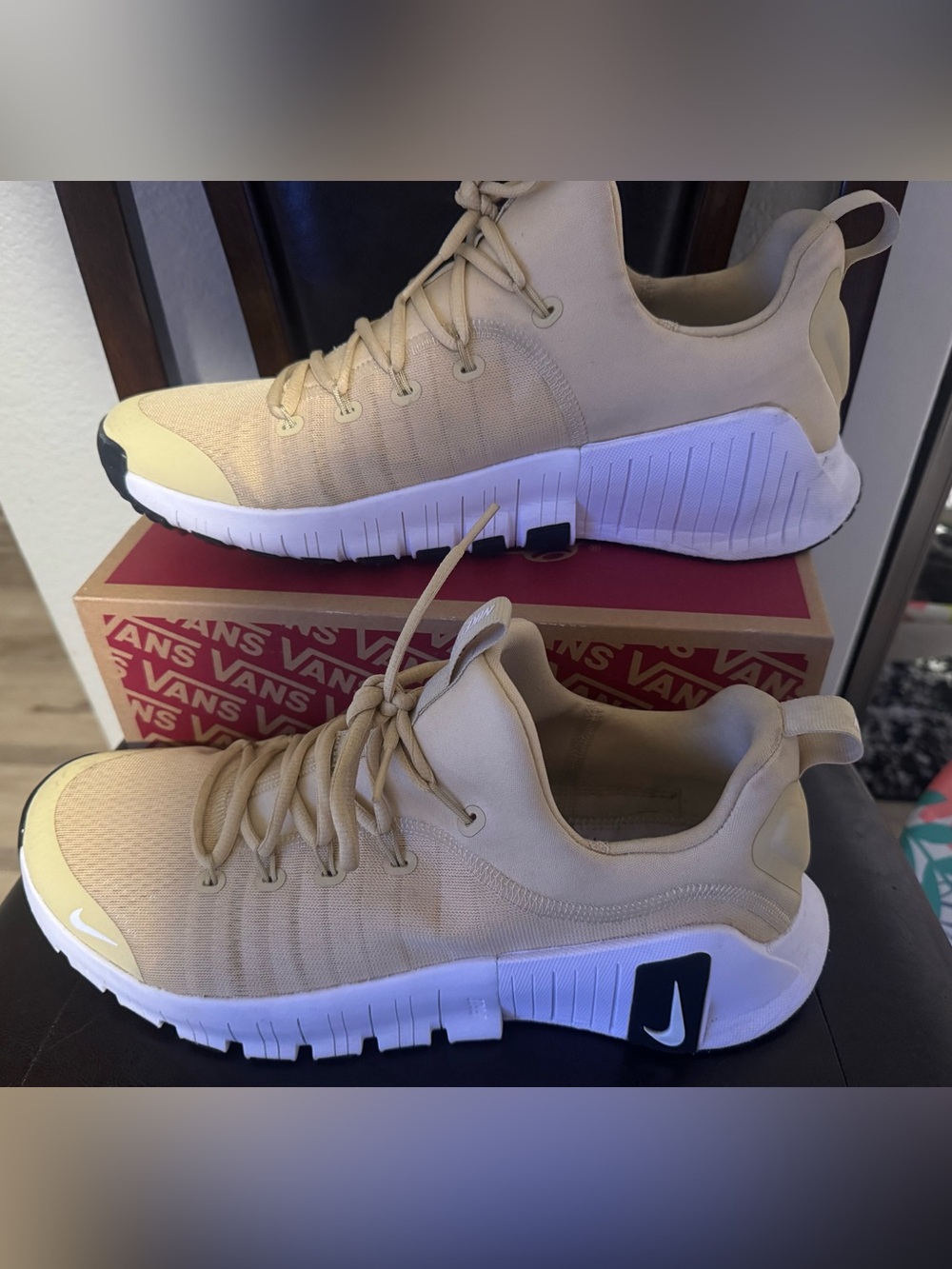 Nike Men’s Beige and White Athletic Sneakers no soles in shoe!
